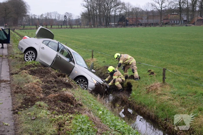 Automobilist belandt in sloot