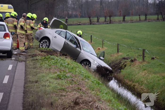 Automobilist belandt in sloot