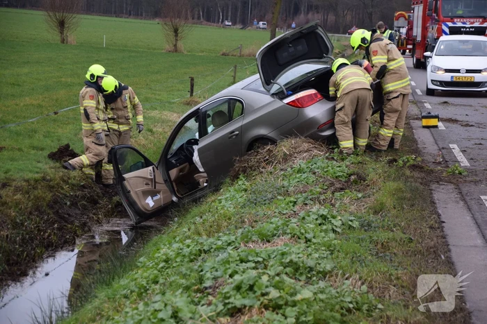 Automobilist belandt in sloot