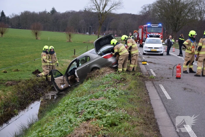 Automobilist belandt in sloot