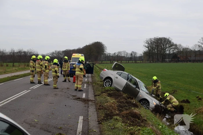 Automobilist belandt in sloot