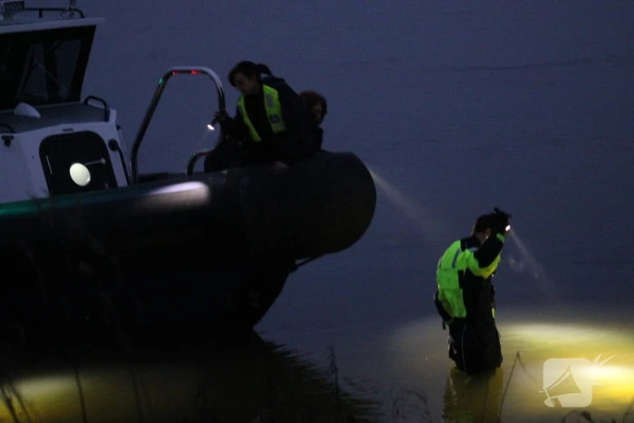 Politie verricht zoektocht in water door tas met menselijke schedels