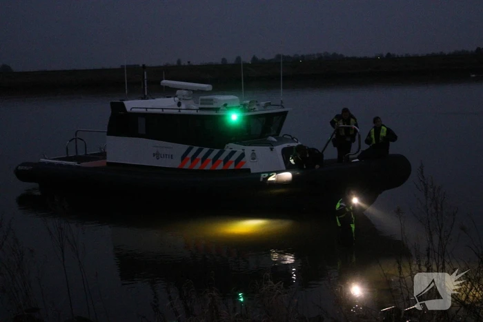 Politie verricht zoektocht in water door tas met menselijke schedels