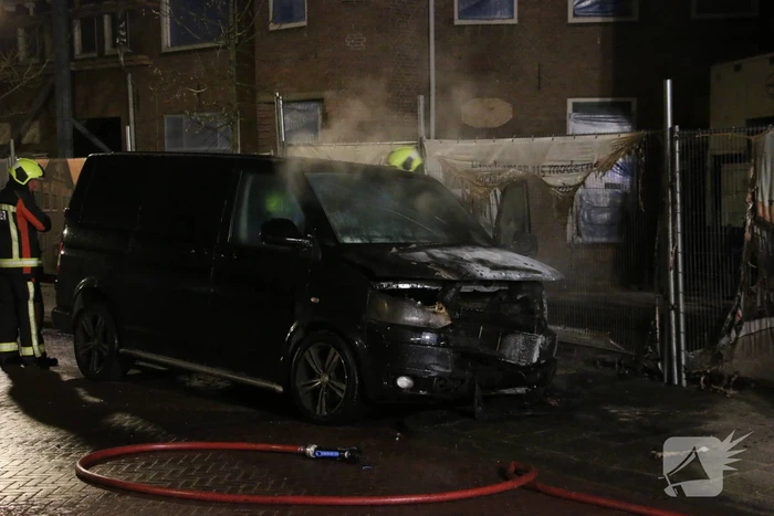 Bestelbus zwaar beschadigd door brand