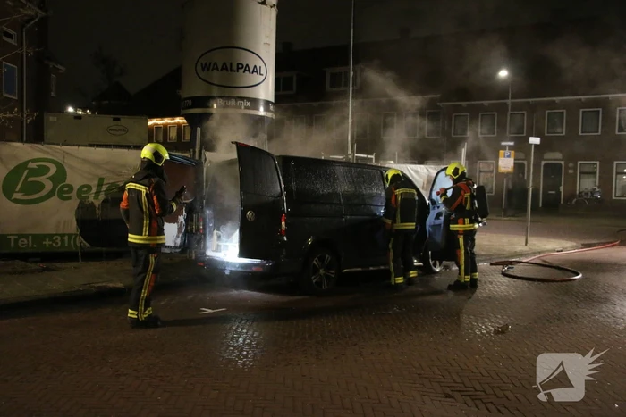Bestelbus zwaar beschadigd door brand
