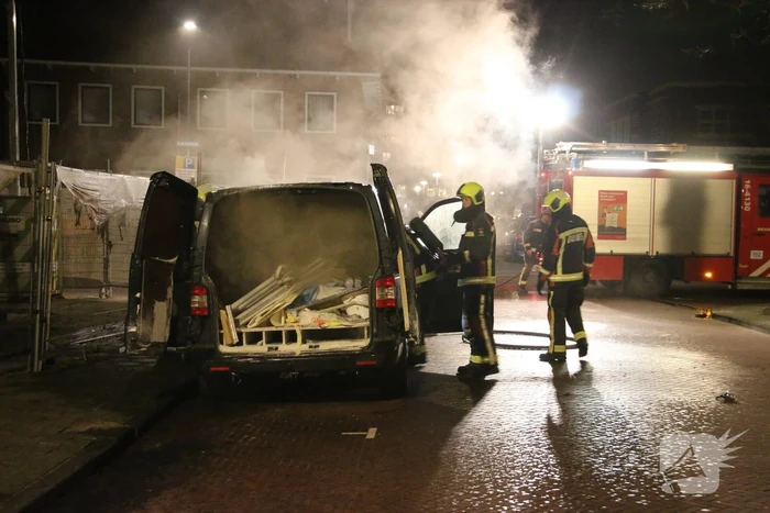 Bestelbus zwaar beschadigd door brand