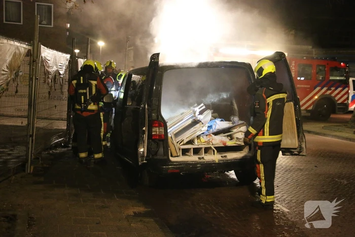 Bestelbus zwaar beschadigd door brand