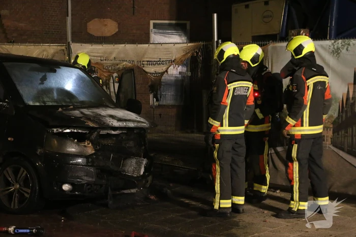 Bestelbus zwaar beschadigd door brand