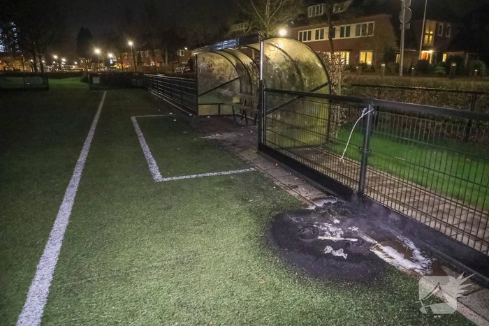 Schade na brand in container bij voetbalvereniging