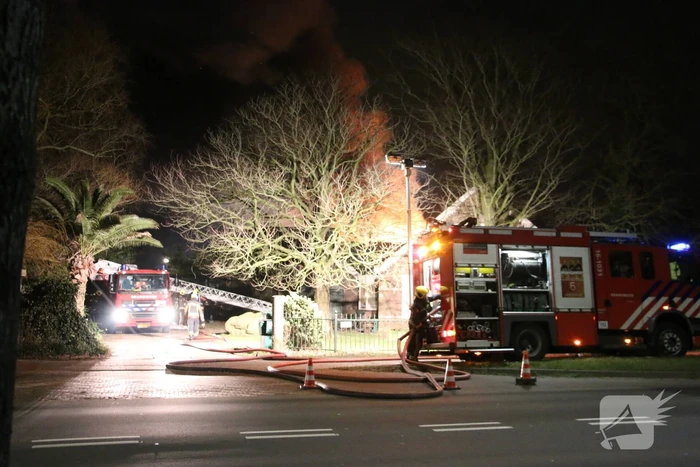 Grote uitslaande brand in bedrijfspand