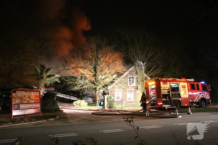 Grote uitslaande brand in bedrijfspand