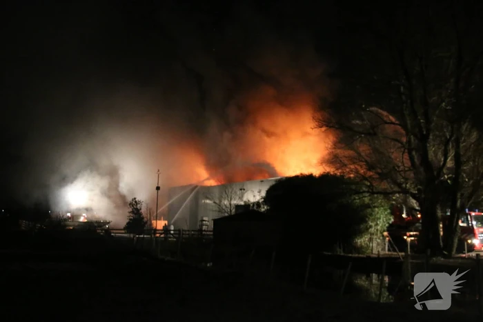 Grote uitslaande brand in bedrijfspand
