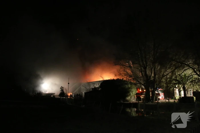 Grote uitslaande brand in bedrijfspand