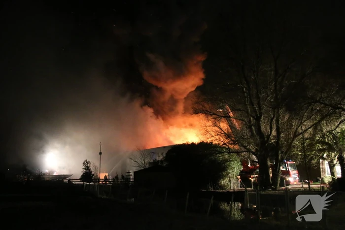 Grote uitslaande brand in bedrijfspand