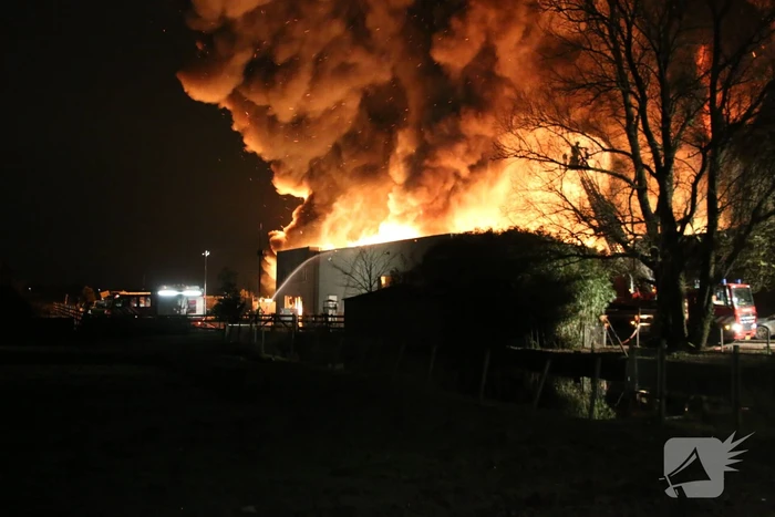 Grote uitslaande brand in bedrijfspand