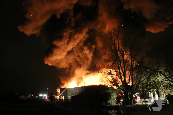 Grote uitslaande brand in bedrijfspand