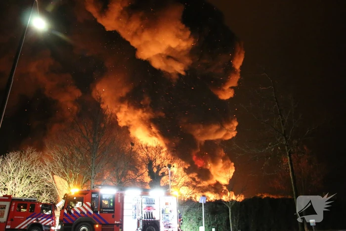 Grote uitslaande brand in bedrijfspand
