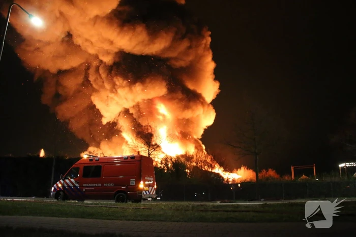 Grote uitslaande brand in bedrijfspand