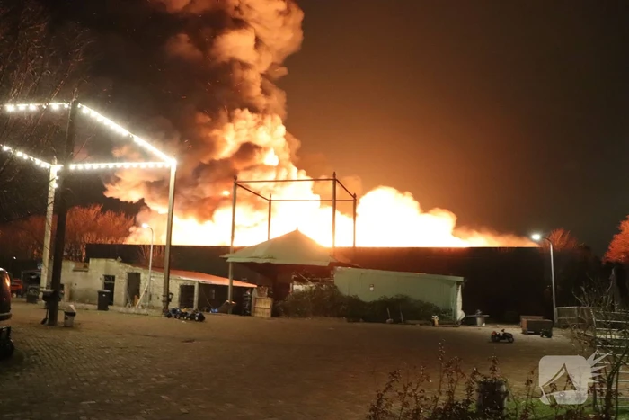 Grote uitslaande brand in bedrijfspand