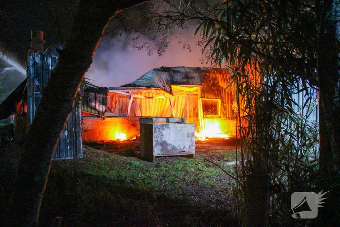 Camper gaat in vlammen op