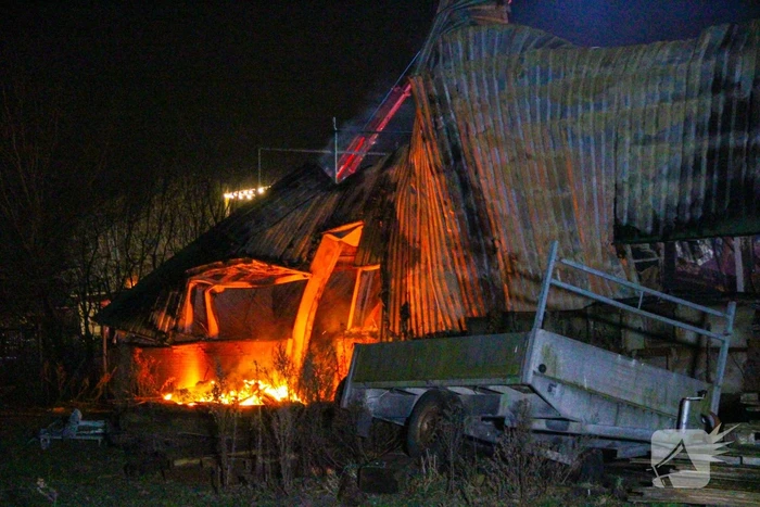 Camper gaat in vlammen op