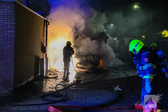 Camper gaat in vlammen op