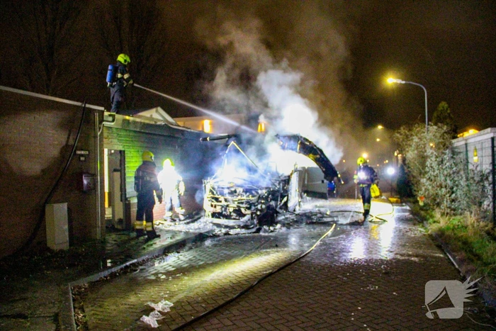 Camper gaat in vlammen op