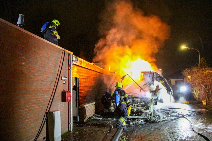 Camper gaat in vlammen op