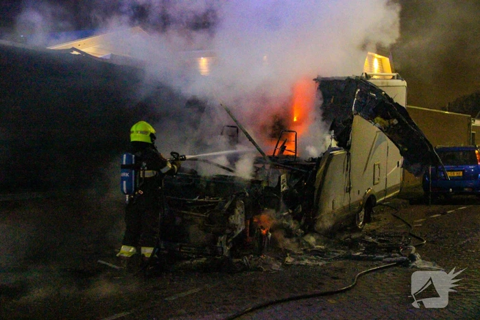Camper gaat in vlammen op