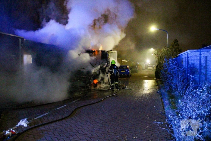 Camper gaat in vlammen op