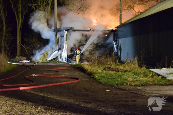 Schuur met hooi verwoest door brand