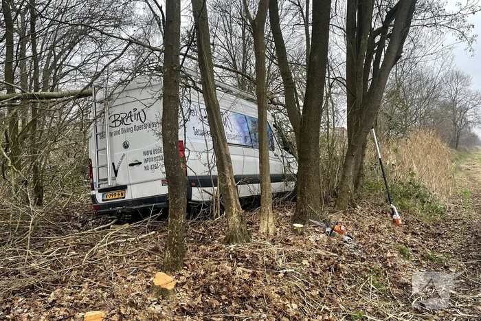 Bestuurder bestelbus raakt van de weg en belandt in bosschage