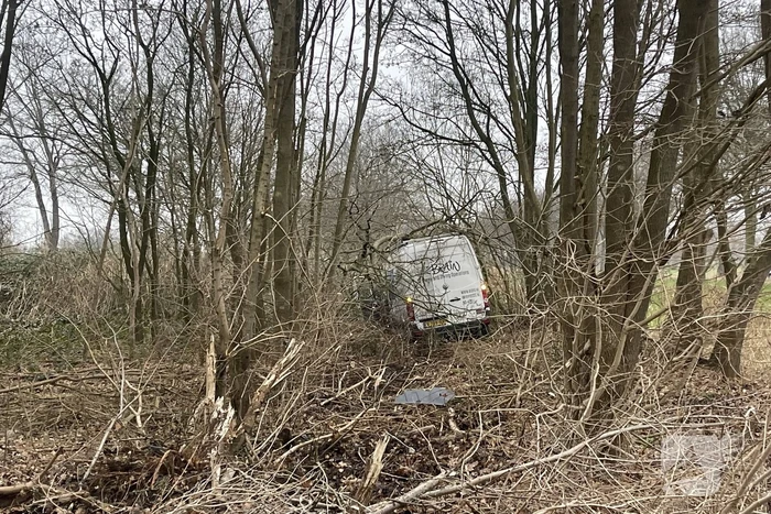 Bestuurder bestelbus raakt van de weg en belandt in bosschage