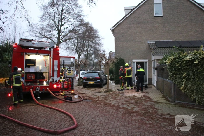 Lastige brand in kruipruimte van woning