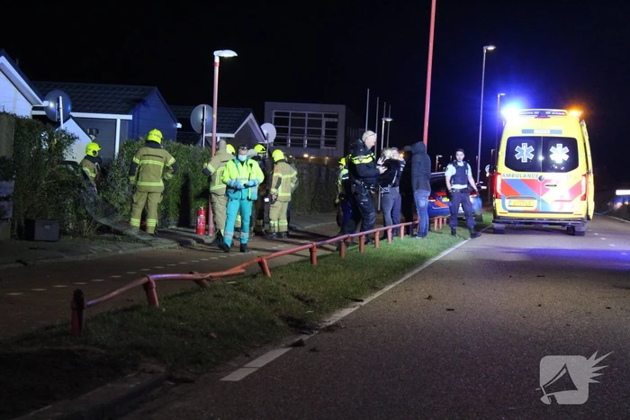 Automobilist ramt stacaravan en schuur