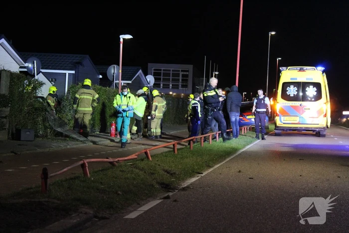 Automobilist ramt stacaravan en schuur