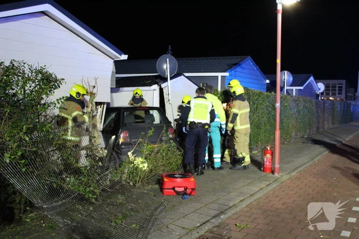 Automobilist ramt stacaravan en schuur