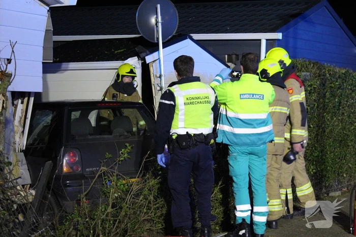 Automobilist ramt stacaravan en schuur