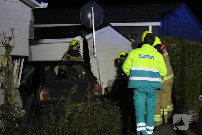 Automobilist ramt stacaravan en schuur