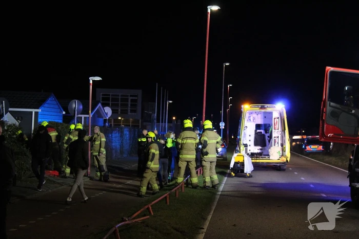 Automobilist ramt stacaravan en schuur