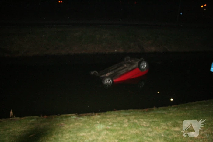 Auto belandt op de kop te water
