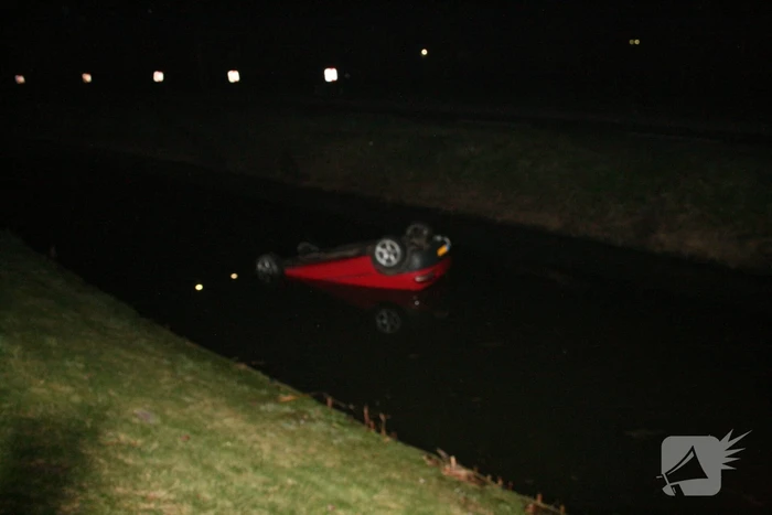 Auto belandt op de kop te water