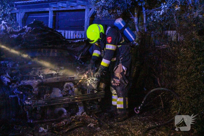 Geparkeerde auto beschadigd door brand
