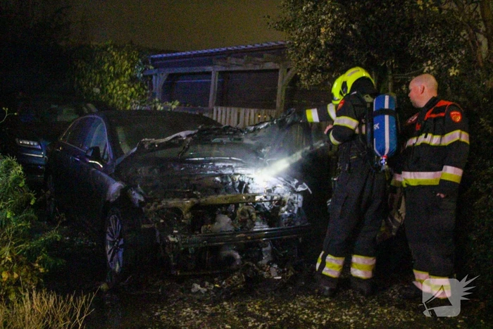 Geparkeerde auto beschadigd door brand