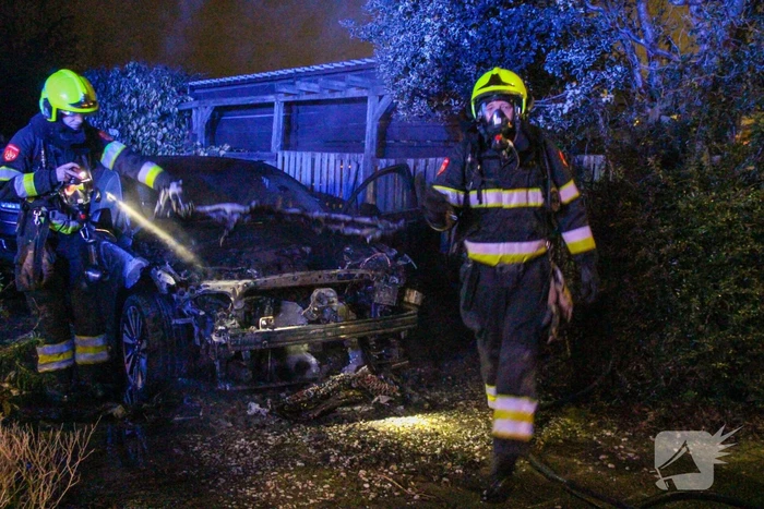 Geparkeerde auto beschadigd door brand