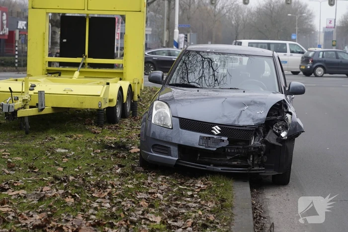 Bestelbus en personenwagen botsen op kruising