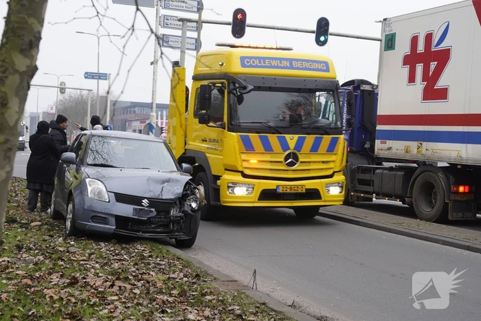 Bestelbus en personenwagen botsen op kruising