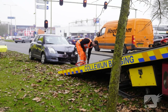 Bestelbus en personenwagen botsen op kruising