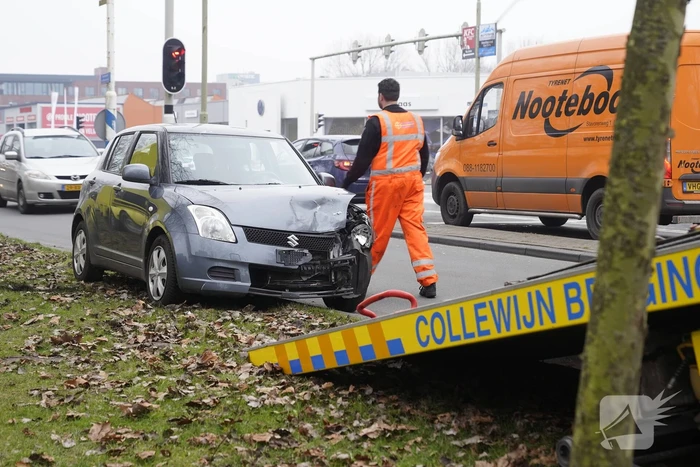 Bestelbus en personenwagen botsen op kruising