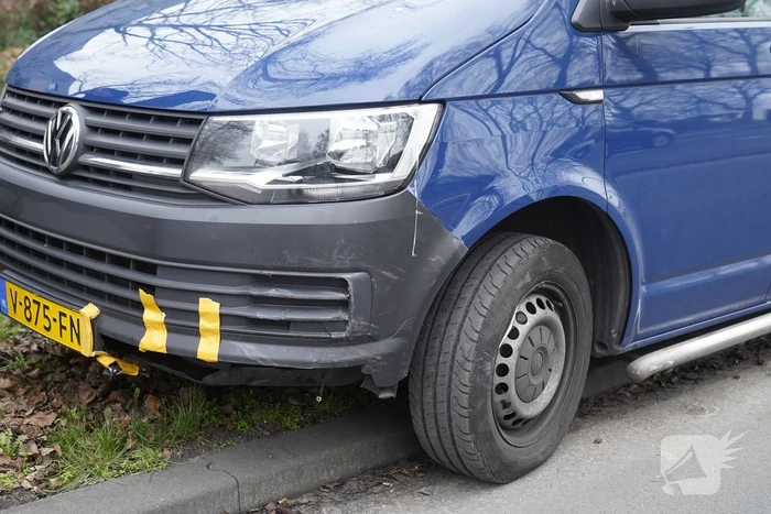 Bestelbus en personenwagen botsen op kruising